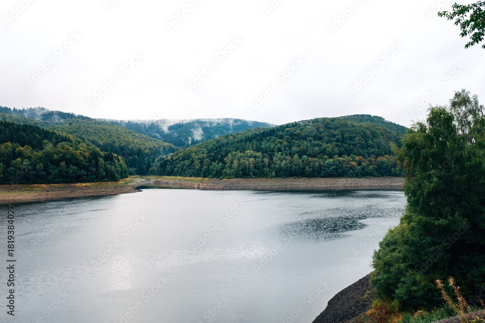 Obraz premium Scenic Lake in a National Park Surrounded by Nature