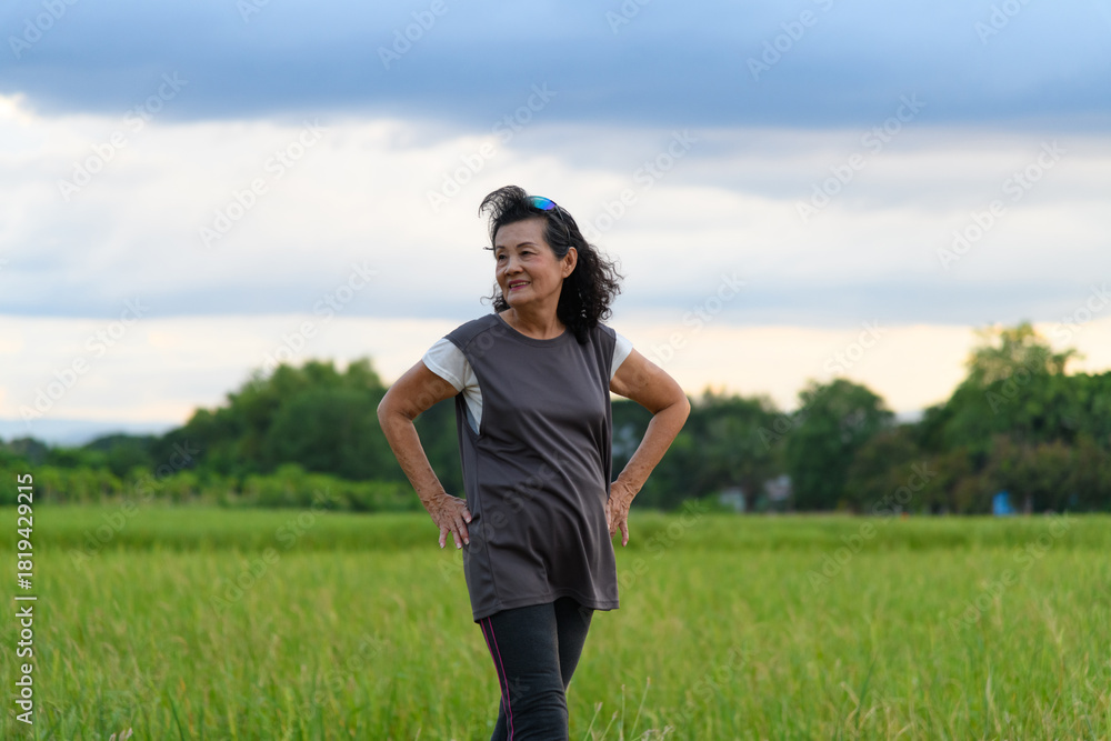 Obraz premium Grandma in the park