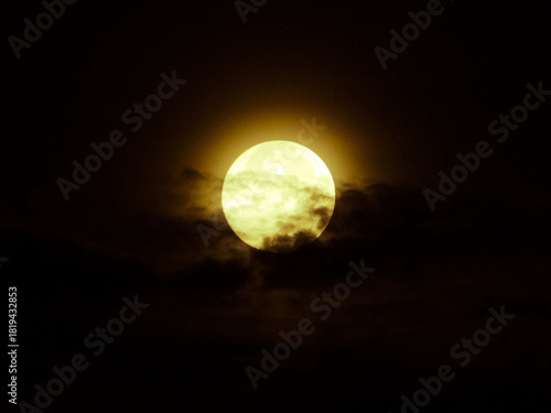 Der Vollmond in seinen schönen Farben am 5. November 2025 in der Uckermark