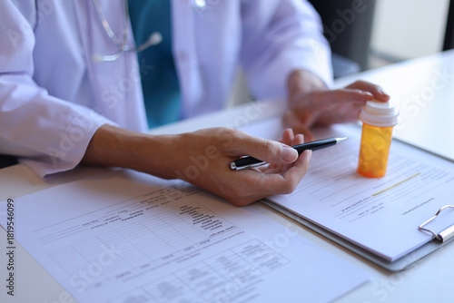 Obraz na płótnie Doctor or General practitioner explain to patient how to use prescribed medicine correctly by explain dosage, frequency, and timing