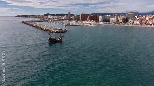 Nao Santa María navegando hacia el puerto de Fuengirola