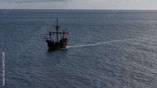 Nao Santa María navegando hacia el puerto de Fuengirola