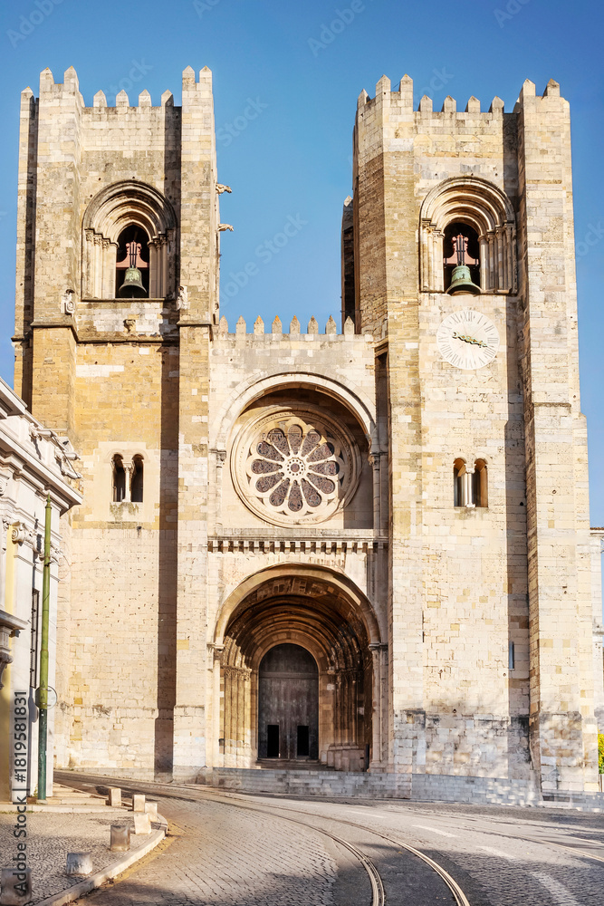 Fototapeta premium The Lisbon Cathedral, or Basilica of Santa Maria Maior. Its construction began in the second half of the 12th century, after the conquest of the city from the Moors by Afonso Henriques, Portugal, 2023