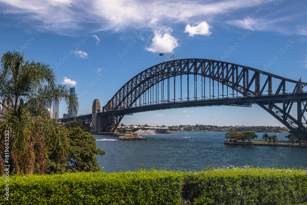 Obraz premium Wonderful exposure of the Sydney Harbour Bridge and Sydney's Downtown from the north bank namely Mattawunga.