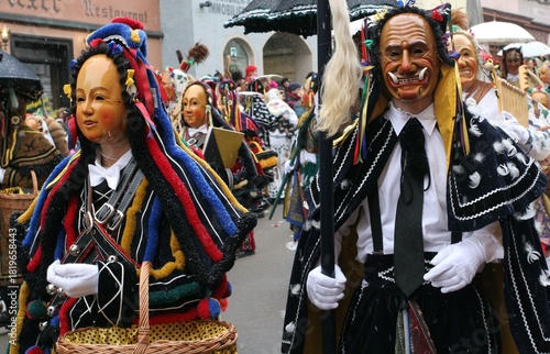 Fastnacht in Rottweil (Deutschland, Baden-Württemberg). Umzug beim Narrensprung mit historischen Masken und Kostümen ab dem Jahr 1700 der traditionellen, schwäbisch-alemannischen Fasnacht.