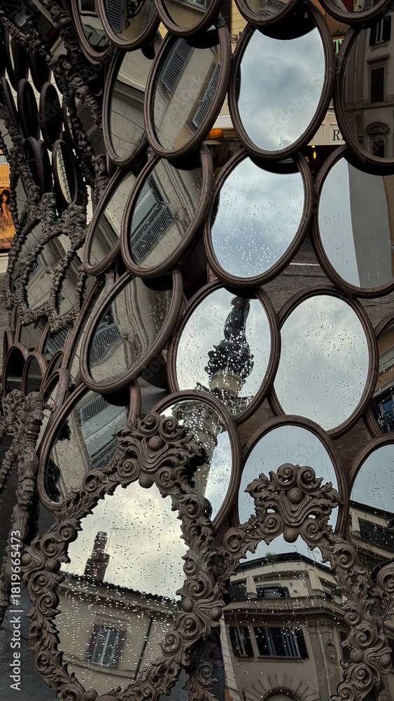 Fototapeta premium reflection of the city in vintage mirrors