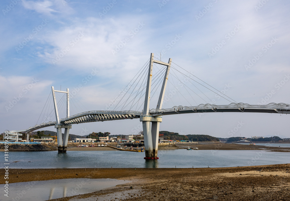 Obraz premium bridge over the sea