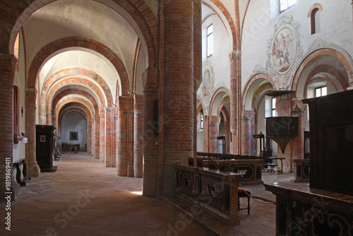 la navata laterale destra della chiesa parrocchiale (ex abbazia cistercense) di Abbadia Cerreto
