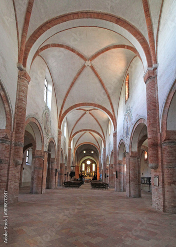 la navata centrale della chiesa parrocchiale (ex abbazia cistercense) di Abbadia Cerreto
