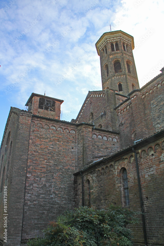 Fototapeta premium il fianco nord e la torre nolare dell'abbazia di Abbadia Cerreto