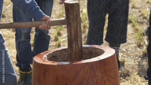 餅つきをする様子