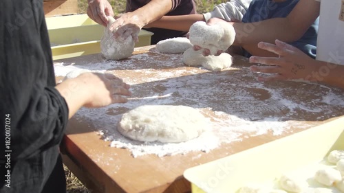 つきたての餅を丸める様子