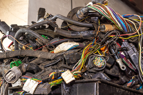 Foto Discarded automotive wiring harnesses and connectors indicating end-of-life vehi