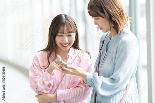 スマホを見る女性2人