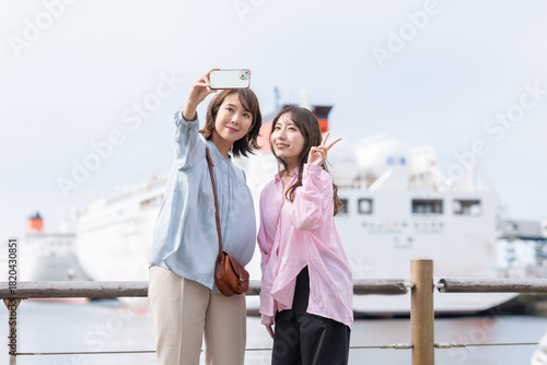 スマホで写真を撮る女性2人