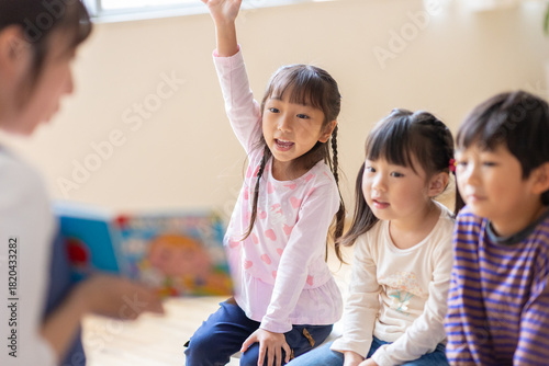 読み聞かせをする保育士