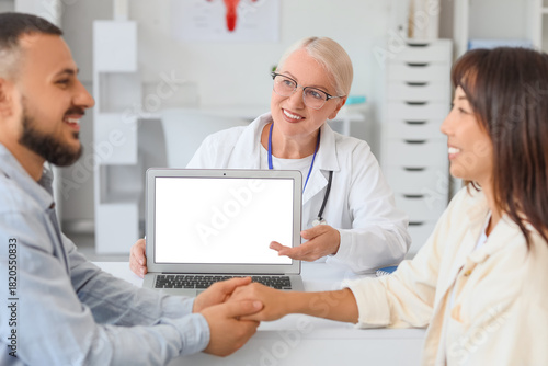 Female fertility doctor sho...