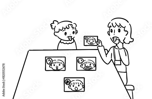 言葉カードで発音を学ぶ子ども／モノクロ