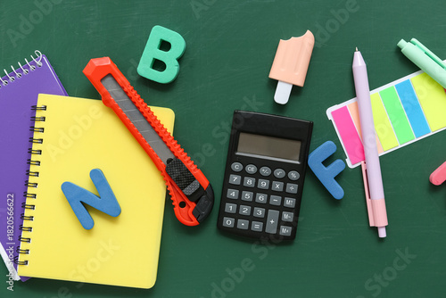 School supplies flat lay wi...