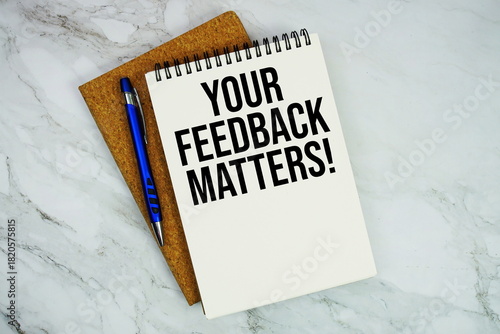 Tableau sur toile Your Feedback Matters! text written on notepad with pen on marble background