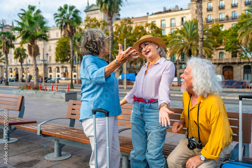 Photography Happy senior friends traveling and talking in barcelona city