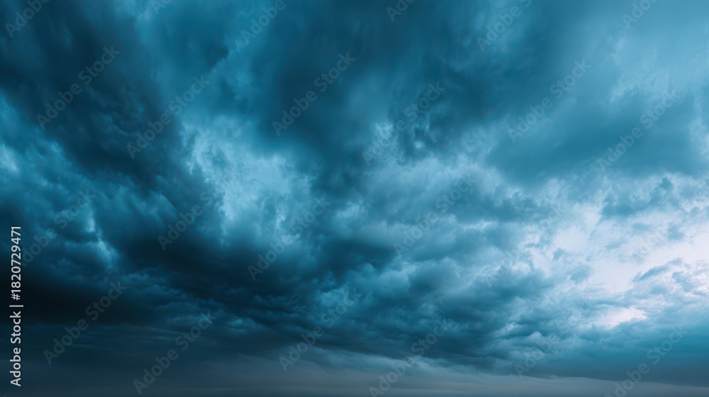 Obraz premium Moody cloudscape: wide-format dramatic sky with dark clouds and generous header space