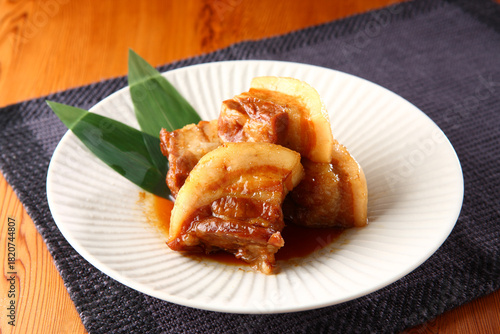 お皿に盛った煮豚