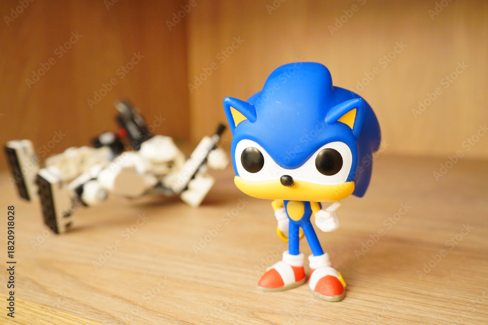 Obraz premium Sonic the Hedgehog Funko Pop figure with a Lego model in the background