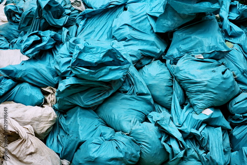 Tas de gravats bleus.