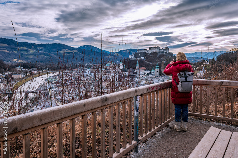 Obraz premium Panoramic view from a viewpoint overlooking the old town of Salzburg.