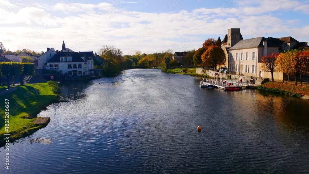 Obraz premium Rivière le Loing à Nemours en Seine-et-Marne France Europe