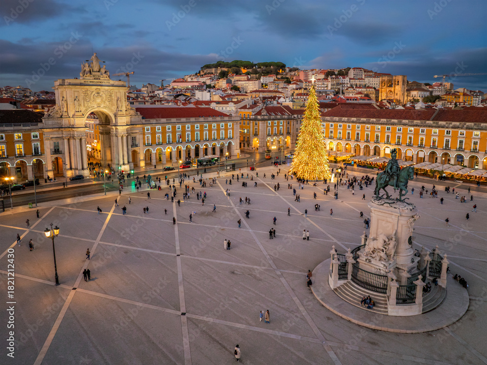 Obraz premium Illuminated Christmas tree in Praca do Comercio at twilight in Lisbon