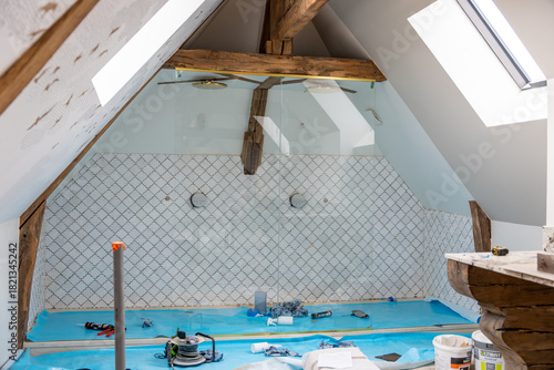 Paroi de douche en verre XXL installée dans une salle de bains sous combles, offrant une esthétique épurée et une optimisation élégante de l’espace.