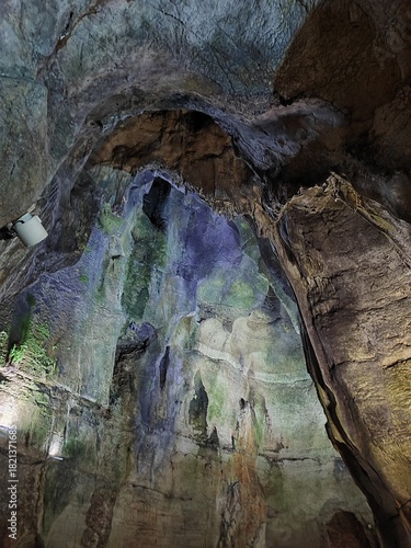 El interior de la Cueva de las Calaveras. Benidoleig. Alicante. España. 