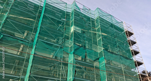 Lavori in corso nel cantiere edile in città in estate - costruire un nuovo condominio