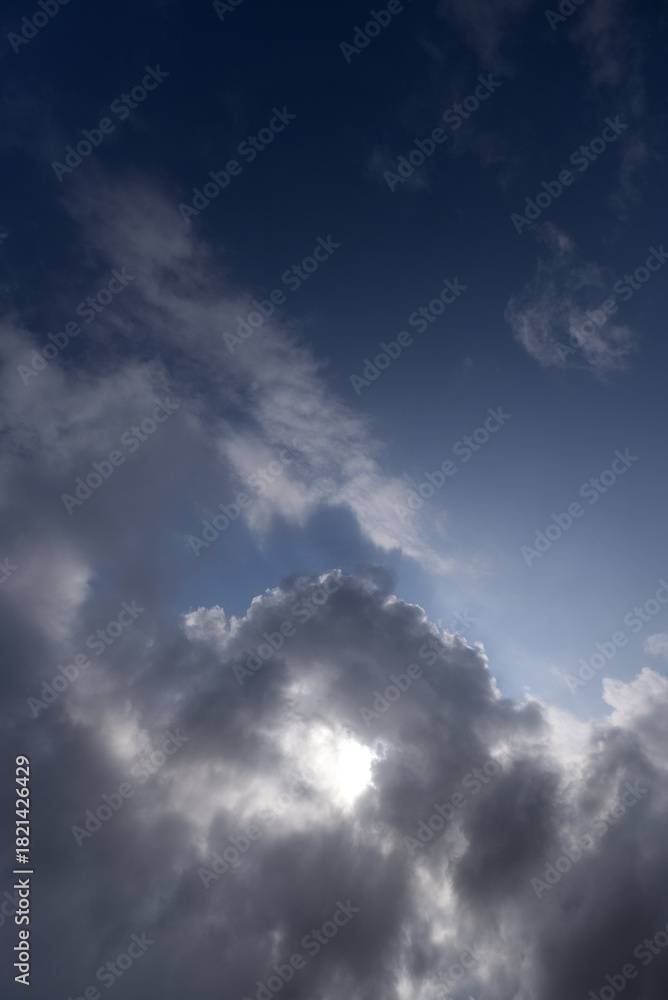 Fototapeta premium sunrays through cloudy sky