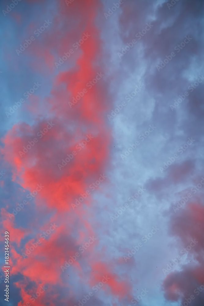 Fototapeta premium Dramatic Sunset Sky with Colorful Clouds Background