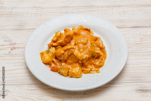 Poulet curry sur assiette blanche. Cuisine asiatique. Traiteur asiatique.