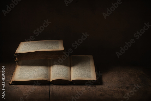 Altes Buch im magischen Licht: Mysterium, Wissen und verborgene Geheimnisse.