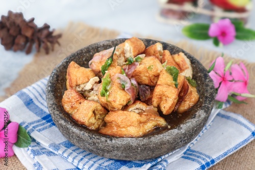 Konstfotografi An Indonesian street snack, tahu gejrot, combines tofu with palm sugar, red shallots, and fiery bird’s eye chilies