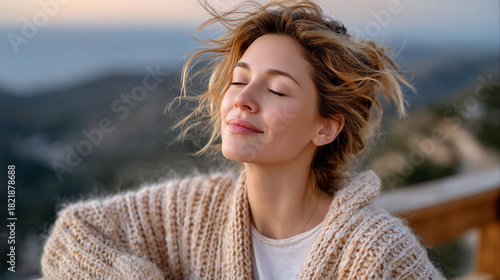 Entspannte Frau genießt die frische Luft in der Natur