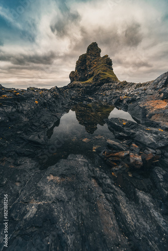 Gezeitenpool mit Felsen im Hintergrund
