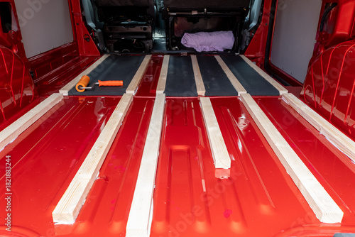 Wohnmobilausbau der Boden eines Campers wird isolier