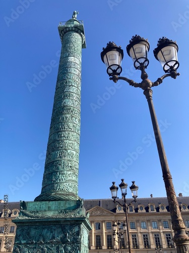 Wallpaper Mural Vendôme-Säule in Paris mit verzierten Laternen vor strahlend blauem Himmel am Place Vendôme Torontodigital.ca