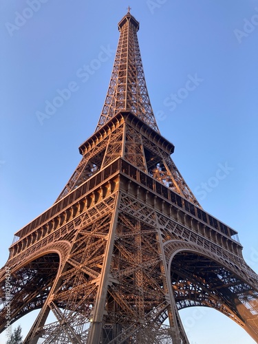 Wallpaper Mural Eiffelturm im goldenen Abendlicht aus der Nähe mit klar blauem Himmel über Paris Torontodigital.ca