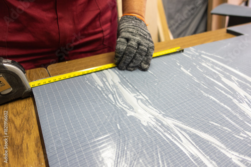 Frau misst Isolierung zu Campervanausbau 