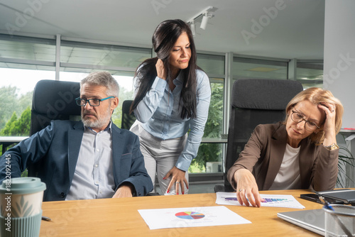 Tableau sur toile Business team in tense meeting showing disagreement and conflict over ideas