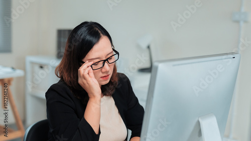 Schilderij op canvas Businesswoman experiencing eye strain and fatigue, rubbing her tired eyes while