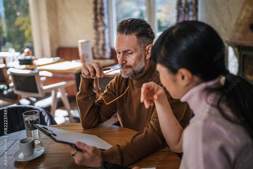 Obraz premium Concerned business colleagues looking at tablet during meeting