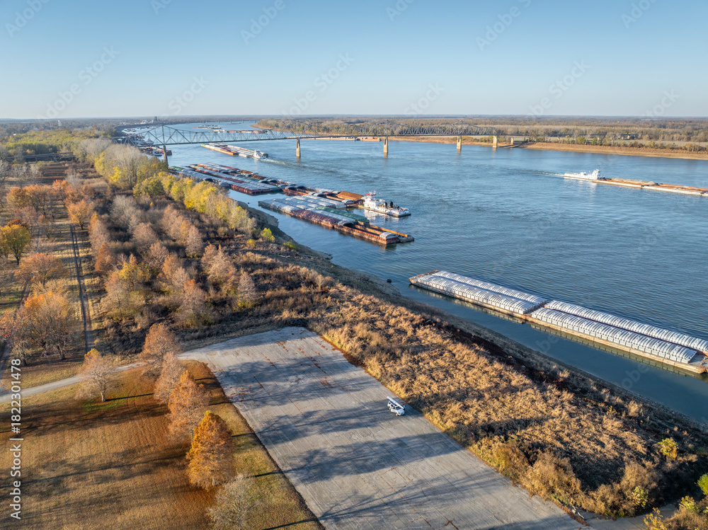 Obraz premium barges on the Ohio River at confluence with the Mississippi below Cairo, IL, November aerial view